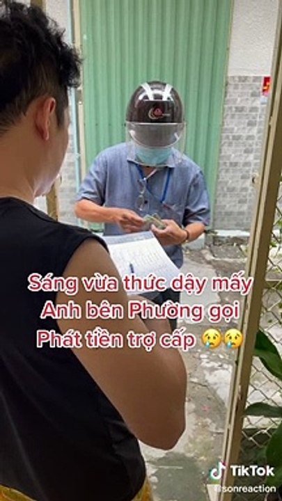 Người Sài Gòn nhận tiền hỗ trợ, rưng rưng nước mắt vì xúc động