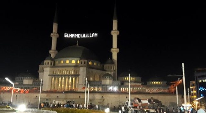 15 Temmuz'un yıldönümü dolayısıyla İstanbul'da camilerde sela okundu
