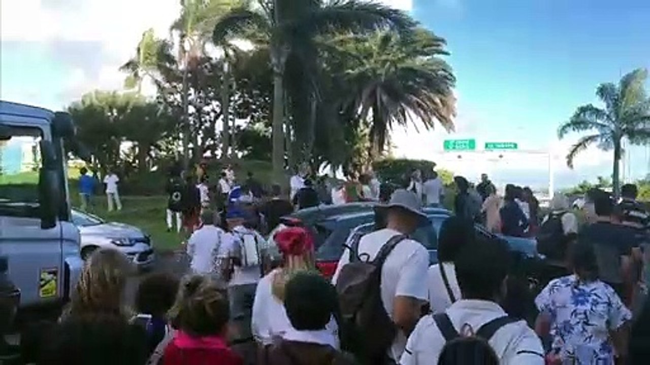 Saint-Pierre : Les manifestants contre les mesures sanitaires occupent un rond-point