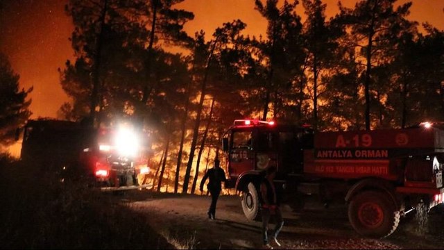 Hatay’da iki ayrı ilçede yangın çıktı, biri kontrol altına alındı, diğerine müdahale sürüyor