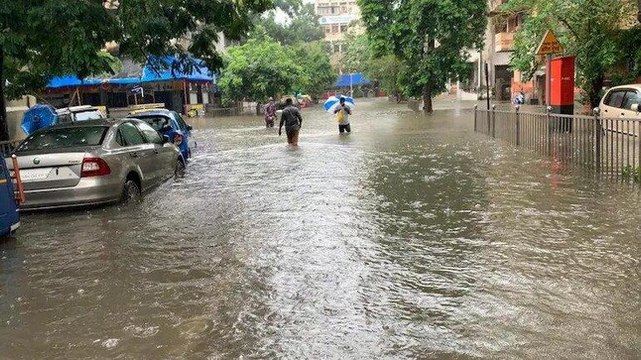 Heavy rains lash Mumbai, waterlogging in several areas as bus, train services disrupted