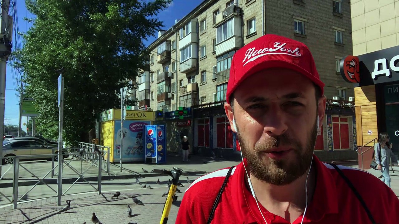 Walking after Lunch in Siberia❄️. 77°F. West Side of Novosibirsk. Karl Marx Square. Local Brands! 061121_3301