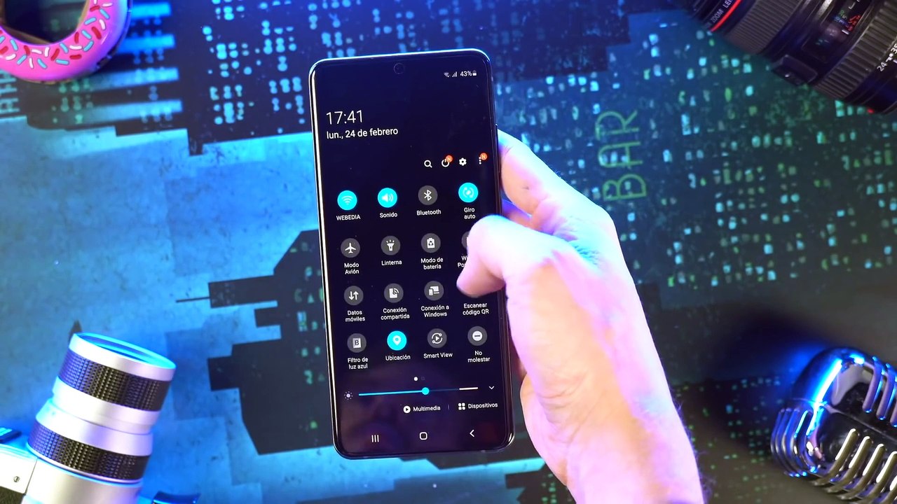 GUERRA de PANTALLAS COMPARAMOS los PANELES de LOS MEJORES SMARTPHONES del MOMENTO    Xataka TV