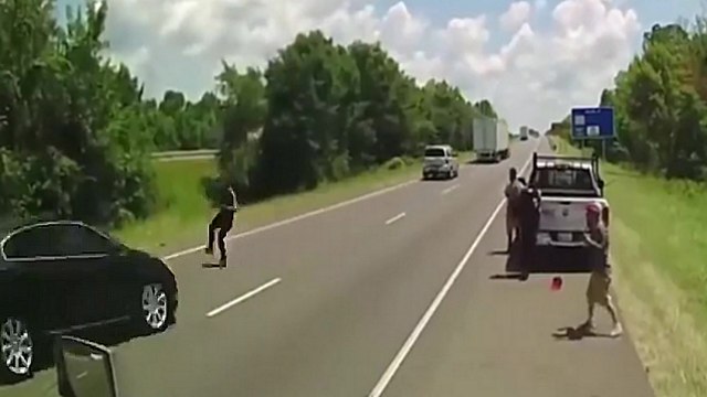 Mauvaise idée de s'enfuir à pied sur l'autoroute