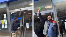 Un homme tente de braquer une banque avec un mini pistolet à eau