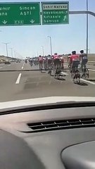 15 Temmuz Şehitleri Anma Yol Bisikleti Yarışı'nda parkur araç trafiğine kapatılmadı, yarış 25. kilometrede iptal edildi