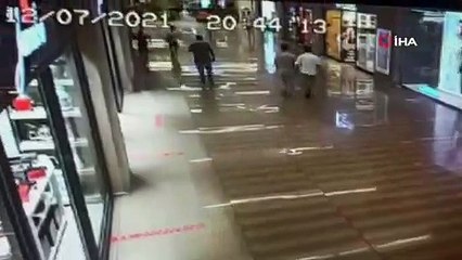 AVM'de çocuğun darp edilme anları kamerada