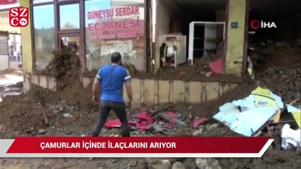 Sel mağduru eczacı çamurlar içinde ilaçlarını arıyor