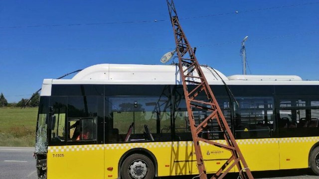 Otomobilin çarptığı elektrik direği İETT otobüsünün üstüne devrildi: 3 yaralı