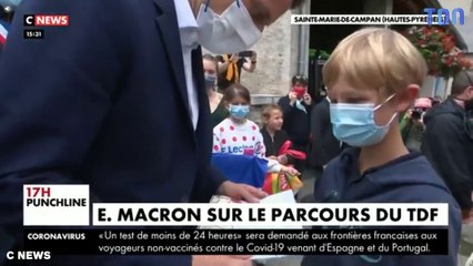 Emmanuel Macron très touché par le cadeau d’un enfant rencontré sur le Tour de France