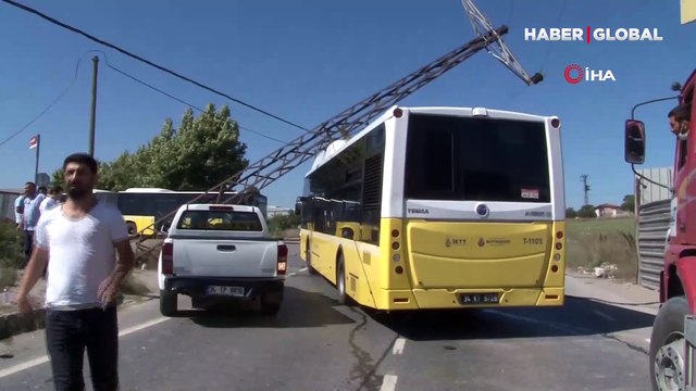 Başakşehir'de elektrik direği İETT otobüsünün üstüne devrildi