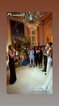 Carla Bruni-Sarkozy qui chante Quelqu'un qui m'a dit , le 15 juillet 2021.