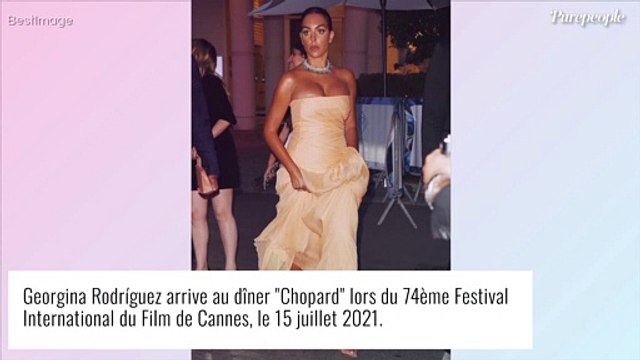 Emmanuelle Béart élégante face à Georgina Rodriguez : la chérie de Ronaldo ose un sacré décolleté