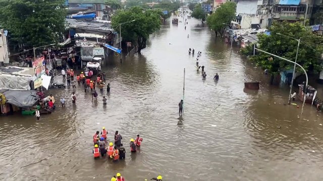 شوارع في بومباي تفيض بمياه الأمطار الموسمية