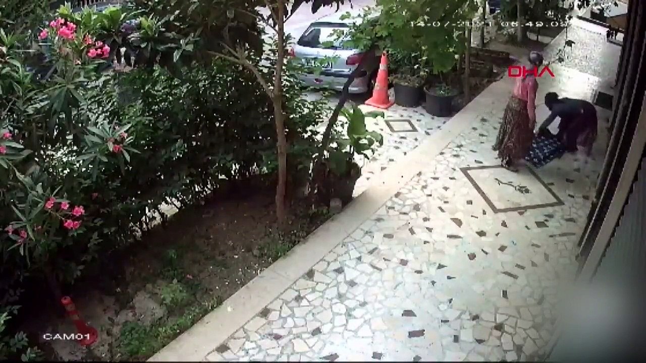 Yok böyle hırsızlık! At arabası ile gelen kadınlar rögar kapaklarını çaldı