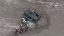 Arizona'yı sel vurduSel sularında aracıyla mahsur kalan baba ve kızları kurtarıldı