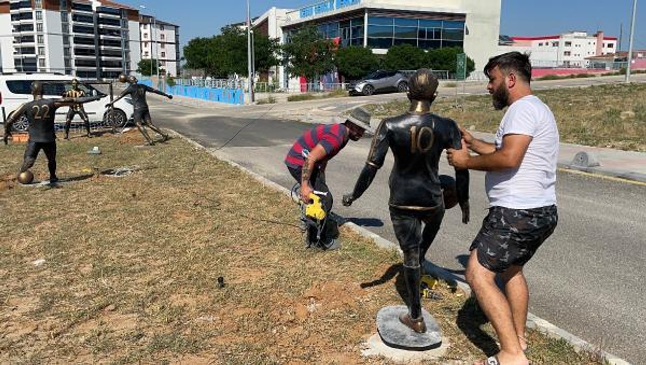 KEŞAN'A YAPTIĞI HEYKELLERLE SOSYAL MESAJ VERİYOR