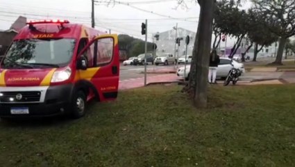 Motociclista fica ferido após colisão com carro, na Rua Vitória