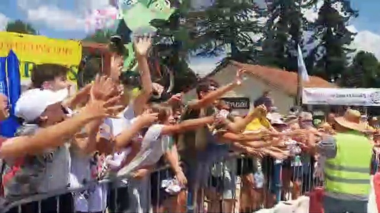 19e étape du Tour de France en Gironde : à Cérons, c'est la folie au passage de la caravane