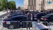 Las imágenes que desmontan la cantinela de Sánchez sobre el cambio climático: decenas de coches oficiales para asistir al homenaje a las víctimas