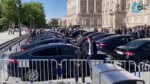 Las imágenes que desmontan la cantinela de Sánchez sobre el cambio climático: decenas de coches oficiales para asistir al homenaje a las víctimas