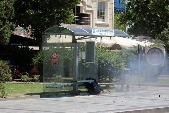 HELVA ALMAYA GİTTİ, DURAĞA BIRAKTIĞI VALİZ FÜNYE İLE PATLATILDI