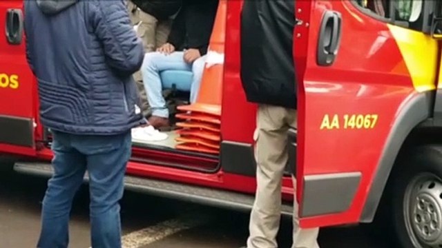 Motociclista fica ferido após colisão com carro, na Rua Jacarezinho