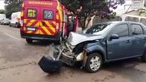 Forte colisão entre carro e caminhonete mobiliza equipes do Siate até o Bairro Coqueiral