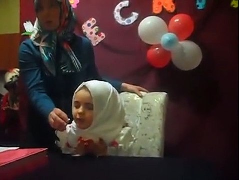 Minik Ecrin'den göz dolduran hatim duası