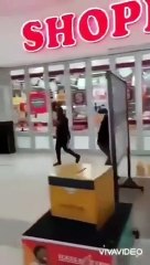 Les gérants de ce supermarché versent de l'huile sur le sol pour éviter les pillages... efficace