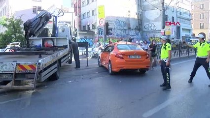 KARAKÖY'DE TRAMVAY YOLUNDA KAZA