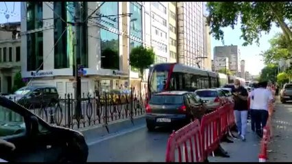 Karaköy'de tramvayın çarptığı taksi şoförü yaralandı
