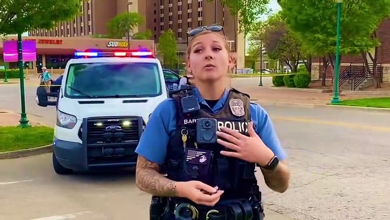 Cop in Kansas City Missouri draws gun out the holster and shoots! (MUST SEE)--0LG1BktXl0