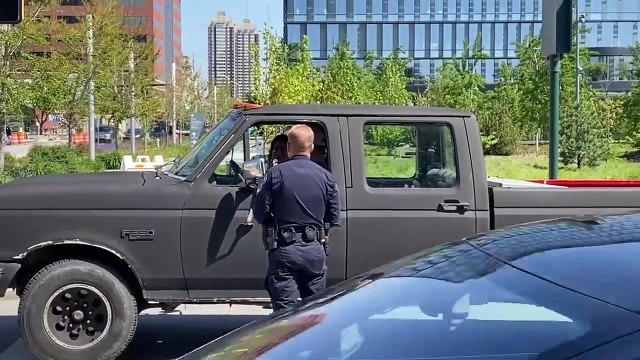 Cops in Indianapolis eject pregnant woman from pickup truck on the road-tKsOC6TufTo