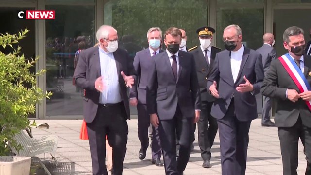 «Honte à vous, vous êtes un athée primaire» : Emmanuel Macron pris à partie à Lourdes
