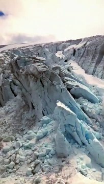 Un hélicoptère survole un glacier et c'est magnifique