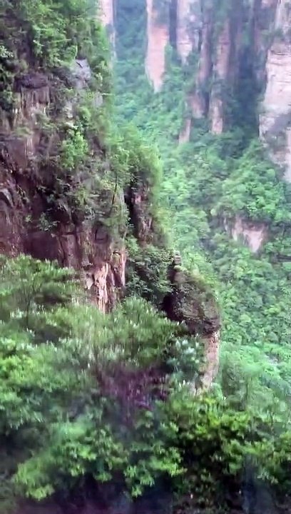 Cette ascenseur en verre sur une montagne en Chine est incroyable et vertigineux