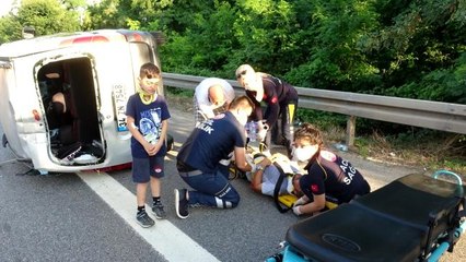 Yan yatan ticari araçta 5 kişi yaralandı