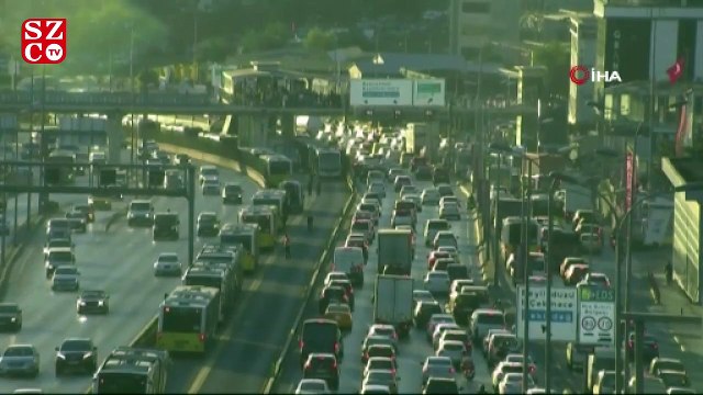 Metrobüs yaya çarptı: 1’i metrobüs içinde olmak üzere 2 yaralı