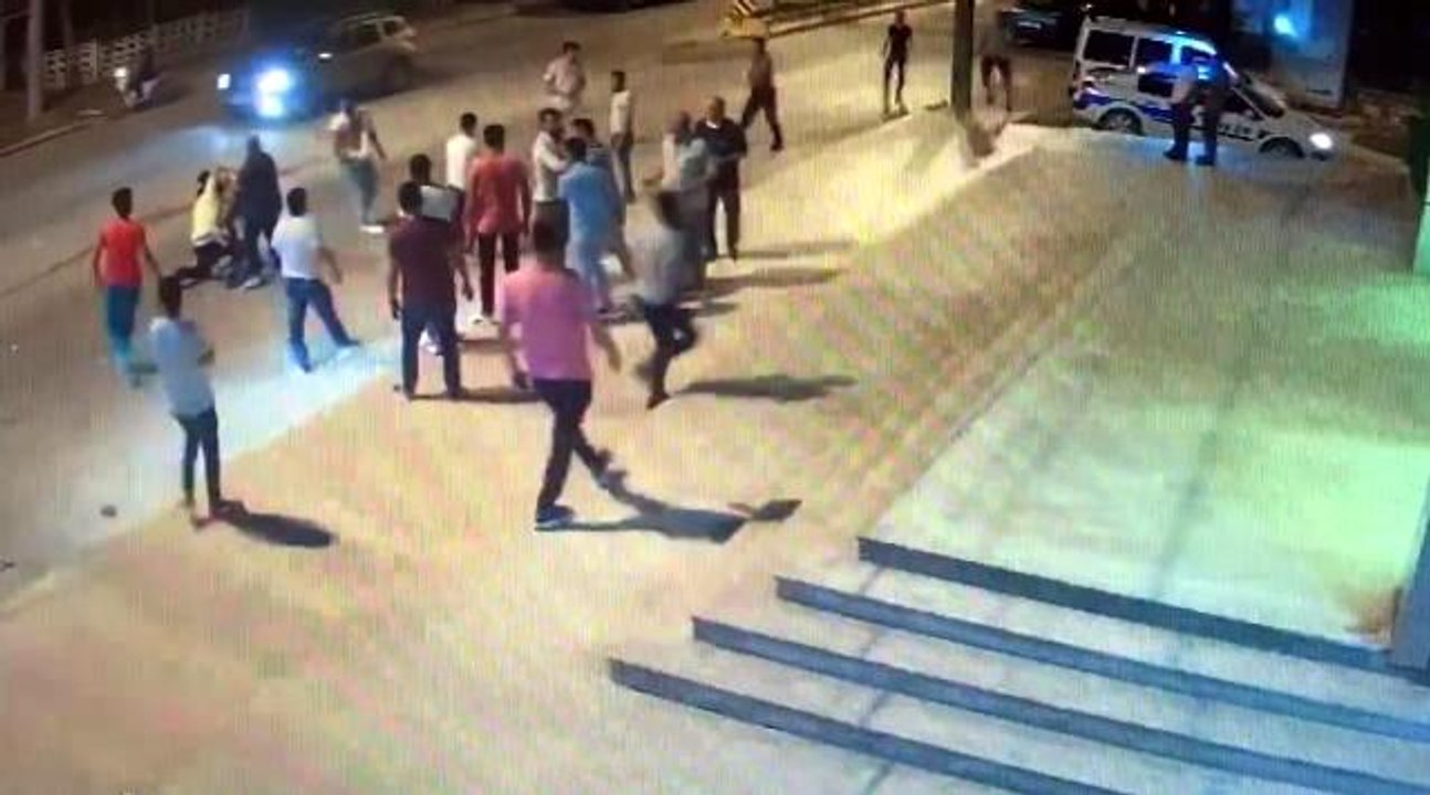 Yolda yürürken husumetlileriyle karşılaşınca olanlar oldu: 4 yaralı