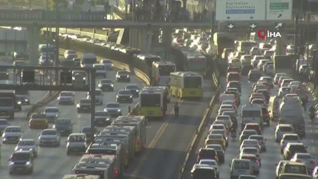 Metrobüs yayaya çarptı: 1'i metrobüs içinde olmak üzere 2 yaralı