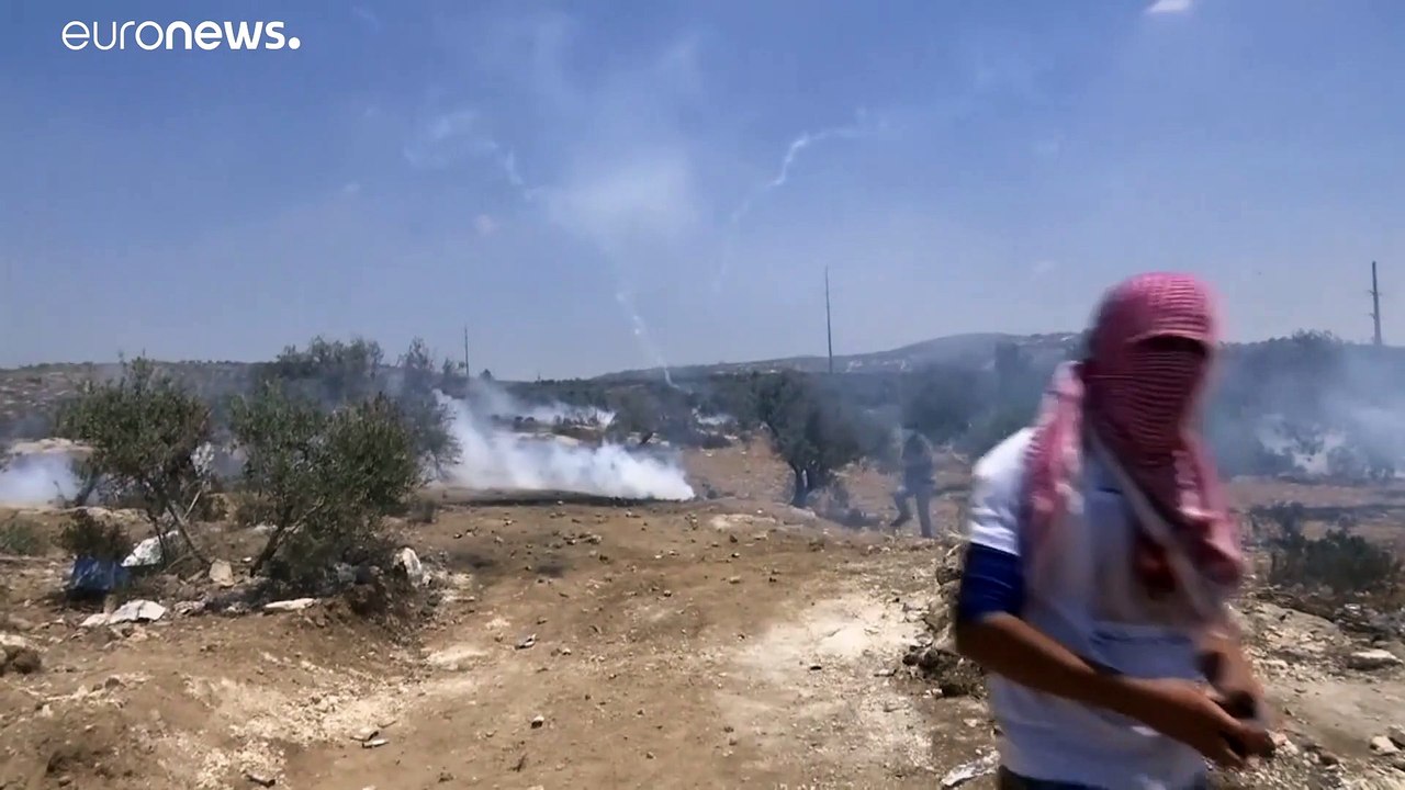 شاهد: مواجهات بين الجيش الإسرائيلي وفلسطينيين ضد بؤرة استيطانية في الضفة