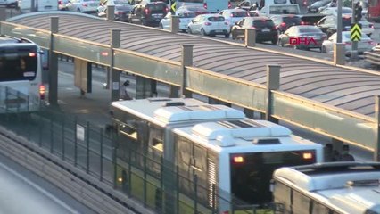 Download Video: METROBÜS YOLUNA ATLAYAN YAYAYA METROBÜS ÇARPTI 2 YARALI