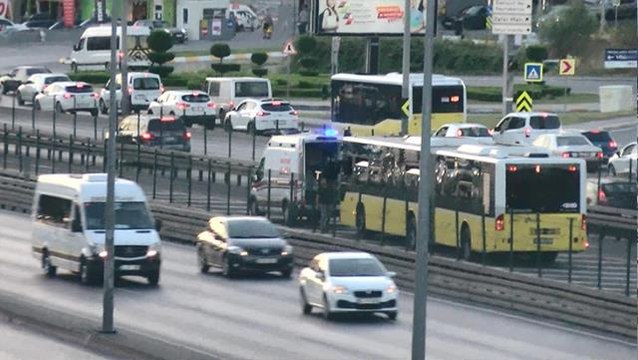 Beylikdüzü'nde tellerden atlayıp yola giren bir yayaya metrobüs çarptı