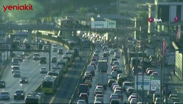 Metrobüs yayaya çarptı: 2 yaralı