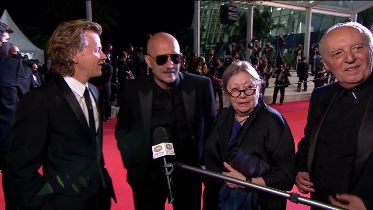 Gaspar Noé sur les marches pour Vortex avec Françoise Lebrun, Alex Lutz et Dario Argento #Cannes2021