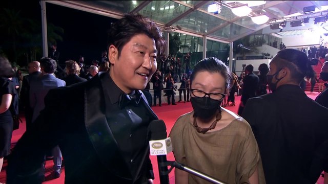 Le comédien, et juré, Song Kang Ho sur les marches pour Emergency declaration - Cannes 2021