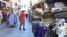 Grecia, nuove restrizioni per bar, ristoranti, discoteche e caffè: e i turisti non arrivano più