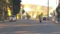Otomobille motosikletin çarpışması kamerada