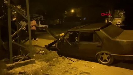 İSTANBUL-ARNAVUTKÖY'DE OTOMOBİL ELEKTRİK DİREĞİNE ÇARPTI 2 YARALI